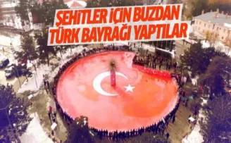 Erzurum'da şehitler için buzdan Türk bayrağı yaptılar
