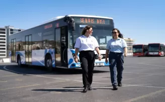 ESHOT şoförleri yeni görünümüyle İzmir yollarında