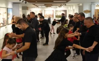 Eskişehir’de ilk dans! Kız çocukları babalarıyla dans etti