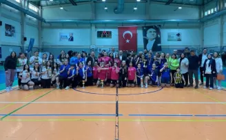 Futsal’da şampiyon Elmasbahçeler Salih Şeremet Ortaokulu