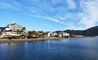 Gazete okuyabilmek için yaklaşık 8 kilometre yol katediyor