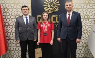 Gölcüklü şampiyon milli yüzücüden Başkan Sezer’e ziyaret