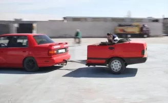 Hurda araçtan kardeşi için 'üstü açık römork' yaptı