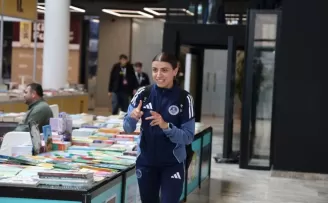 İrem, kitapların dünyasını işaret diliyle keşfetti