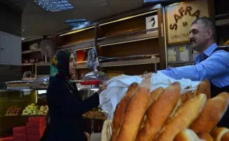 İstanbul'da ekmekler paylaşılıyor