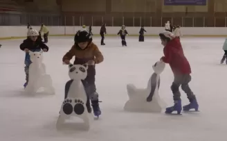 İstanbul’da Maltepeli çocuklar buz pistinde