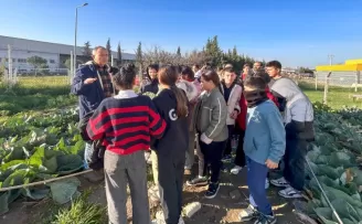 İzmir Bornova’da Kent Bostanı’nda uygulamalı ekoloji eğitimi