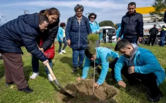 İzmir Bornova’nın en özel fidanları toprakla buluştu