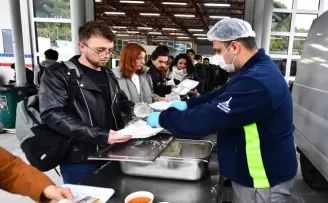 İzmir Büyükşehir’den üniversite öğrencilerine sıcak yemeğe devam