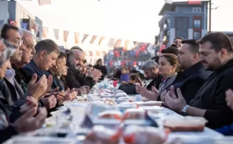İzmir Çamdibi’nde binlerce kişilik iftar sofrası 