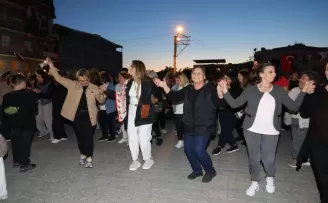 İzmir Çiğli’de binlerce kişi baharın renklerinde buluştu