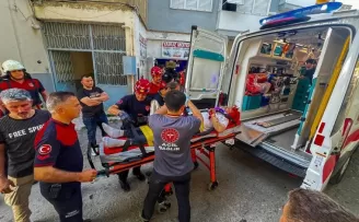 İzmir’de apartman boşluğuna düşen vatandaşı itfaiye kurtardı