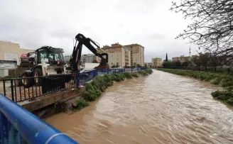 İzmir’de Büyükşehir ekiplerinden sağanak yağış seferberliği