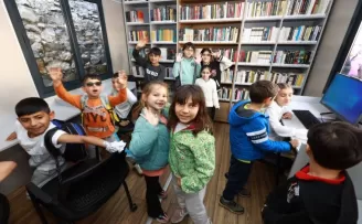 İzmir’de Efes Selçuk’ta çocuklar ve aileler yalnız değil
