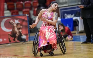 İzmir’de engelleri dansla kaldırdılar