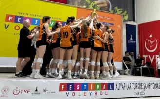 İzmir’de ’Festival Voleybol’da ilk ödüller verildi