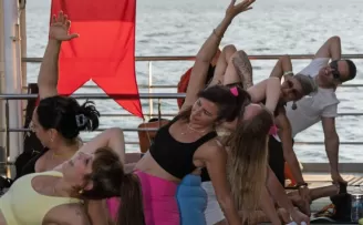 İzmir’de güneşi yoga ile uğurladılar