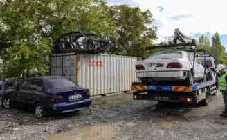 İzmir’de hurda araçlar ekonomiye kazandırılıyor