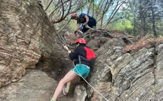 İzmir’de kayalıklarda mahsur kalan üç gence itfaiye müdahalesi