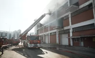 İzmir’de liman işletmesindeki yangın büyümeden söndürüldü