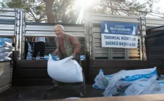 İzmir’de yanan köylere Büyükşehir’den 40 tonluk yem desteği