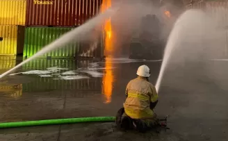 İzmir İtfaiyesi, Aliağa’da büyük felaketin önüne geçti