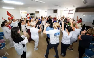 İzmir Narlıdere’de bedenin şifası kahkaha ve dansla geldi