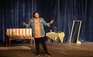 İzmir Narlıdere’de “Özel Anne” oyunu sanatseverlerle buluştu