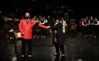 İzmir Şehir Tiyatroları’ndan görkemli prömiyer