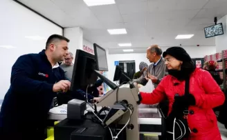 İzmir Tire’ye açılan mağaza yeni yıl hediyesi oldu