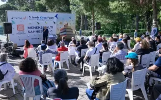 İzmirliler İzmir Kitap Fuarı’na akın etti