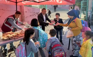 İzmit’te ’Beslenme Saati’ desteği sürüyor