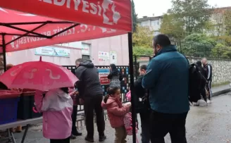 İzmit’te Beslenme Saati yağmur çamur dinlemiyor