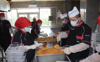 İzmit’te sıcak yemek desteğiyle dayanışma büyüyor
