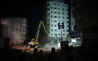 Kartal'da riskli binalardan ilkinin yıkımına başlandı