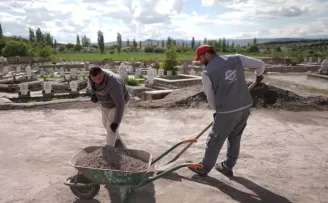 Kayseri Melikgazi’de mezarlıklar bayrama hazır