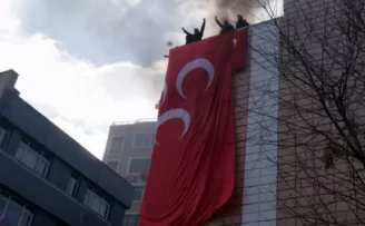 Kayseri Saldırısı Sonrası Vatandaşlar HDP Binasına Saldırdı, MHP Bayrağı Astı