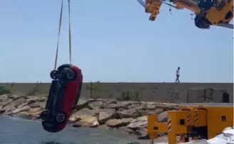 Keşan’da el freni unutulan otomobil denize uçtu