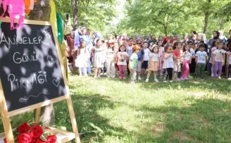 Kocaeli Çayırova çocuk kulüplerinde annelere özel etkinlik