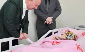 Kocaeli’de Başkan Büyükakın, Anneler Günü’nde şehit ailesi ve huzurevine gitti