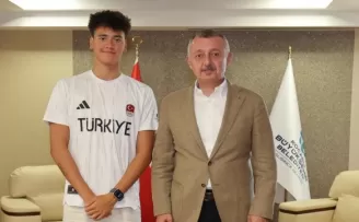 Kocaeli’de Başkan Büyükakın genç milli yüzücüyü kabul etti