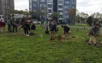 Kocaeli’de Çayırovalı öğrenciler, fidanları toprakla buluşturdu