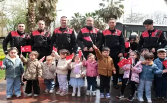 Kocaeli’de minikler polis amcalarını ağırladı