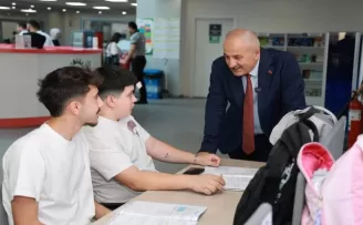 Kocaeli Gebze’de Başkan Büyükgöz öğrencilere başarı diledi
