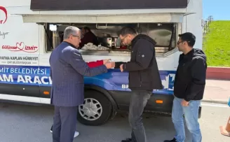 Kocaeli İzmit’te vatandaşlara sıcak ikram