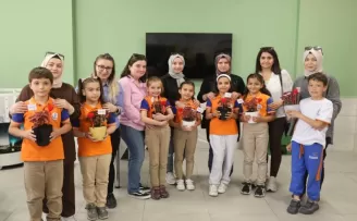 Konya’da çocuklar çiçekleri annelerine hediye etti