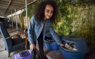 Küçük elleriyle hayvanlara leğenden 'yuva' yaptı