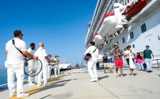 Lüks kruvaziyer ilk kez Bodrum’a demir attı... Türk ezgileriyle karşılandılar