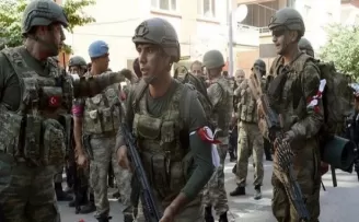 Malatya'da darbeye katılmayan askerler kollarına flama taktı