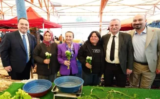 Manisa’da 8 Mart’ta kadınlara çiçek sürprizi
